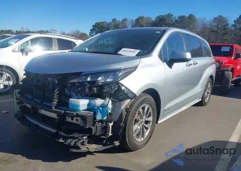 2021 Toyota Sienna Xle z USA, uszkodzony, nr VIN 5TDJSKFC5MS009341